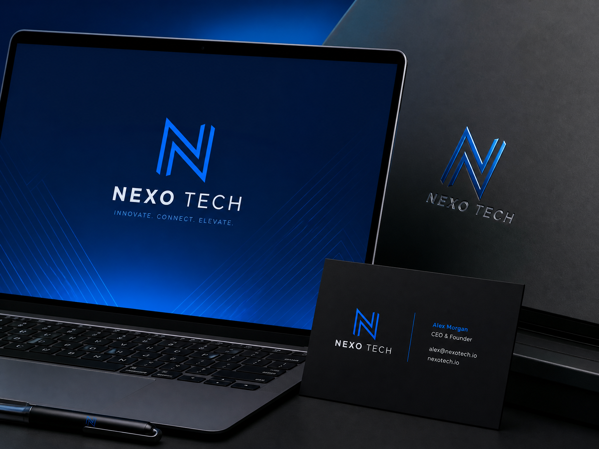 Identidad visual de Nexo Tech: monograma geométrico aplicado en portátil y tarjeta con paleta azul y negro